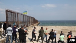 Ukriansit ndërtojnë barikada në Odesa