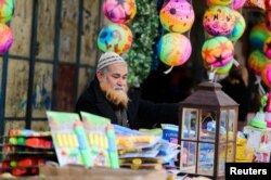 Seorang pedagang Palestina menjual mainan di pasar menjelang bulan suci Ramadhan, di Khan Younis di Jalur Gaza selatan, 30 Maret 2022. (Foto: REUTERS/Ibraheem Abu Mustafa)