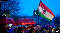 Supporters of United For Hungary, the six-party opposition coalition, chant the national anthem during the final electoral rally in Budapest, Hungary, April 2, 2022, ahead of Sunday's election.