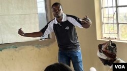 Tugwell Chadyiwanembwa, un mentor voluntario del Servicio Voluntario en el Extranjero habla en el distrito Chimanimani de Zimbabue, el 18 de marzo de 2022 (Columbus Mavhunga/VOA)