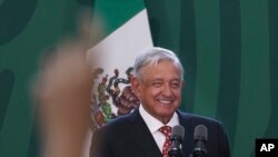 El presidente de México, Andrés Manuel López Obrador, habla durante su conferencia de prensa matutina diaria antes de inaugurar oficialmente el Aeropuerto Internacional Felipe Ángeles (AIFA) al norte de la Ciudad de México, el 21 de marzo de 2022.