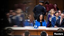 Calon anggota Mahkamah Agung AS, Hakim Ketanji Brown Jackson memberikan kesaksian pada hari ketiga sidang konfirmasi di hadapan Komite Kehakiman Senat di Gedung Capitol, Washington, AS, 23 Maret 2022. (Jabin Botsford/Pool via REUTERS)