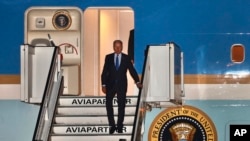 El presidente de EEUU, Joe Biden, baja del Air Force One cuando llega al aeropuerto militar de Melsbroek en Bruselas, Bélgica, el 23 de marzo de 2022.