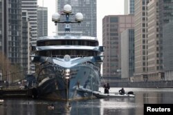Superyacht Phi milik Rusia yang ditahan terlihat di West India dan Millwall Docks di London, Inggris, 29 Maret 2022. (Foto: REUTERS/Tom Nicholson)