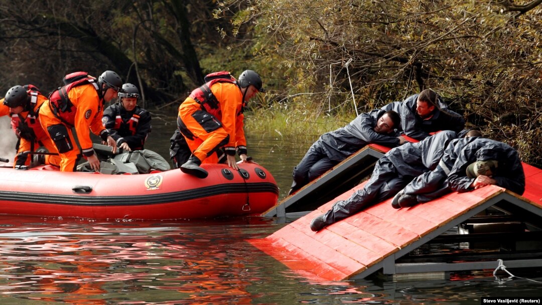 ARHIVA - Spasioci evakuišu žrtve poplave tokom vežbe koju je organizovao NATO-ov Evroatlantski centar za koordinisani odgovor na prirodne katastrofe u Podgorici, 3. novembra 2016. (Foto: Reuters/Stevo Vasiljević)