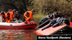 ARHIVA - Spasioci evakuišu žrtve poplave tokom vežbe koju je organizovao NATO-ov Evroatlantski centar za koordinisani odgovor na prirodne katastrofe u Podgorici, 3. novembra 2016. (Foto: Reuters/Stevo Vasiljević)