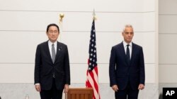 람 이매뉴얼(오른쪽) 일본 주재 미국 대사가 지난 3월 기시다 후미오 총리와 회동하고 있다. (자료사진)