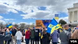 Активисты, пришедшие на акцию "Мы вместе с Украиной". Вашингтон, 27 марта 2022 года.