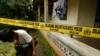 Seorang wartawan melihat-lihat sebuah rumah di Aceh Besar, Provinsi Aceh pada 1 Maret 2010 setelah penggerebekan oleh polisi antiteror untuk mencari tersangka anggota Jemaah Islamiyah. (CHAIDEER MAHYUDDIN / AFP)