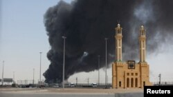 Дым над нефтехранилищем после теракта в Джидде, 26 марта 2022 г.