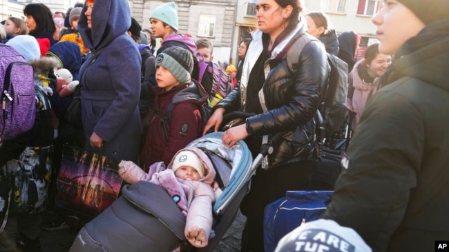 Người tị nạn vì chiến tranh Ukraine, gồm cả trẻ sơ sinh, chờ tàu ở Przemysl, Ba Lan, 24/3/2022.