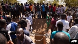 Inhumation de militaires tués dans l'attaque d'un camp de gendarmerie à Inata, au Burkina Faso, le 14 novembre 2021. (Olympia de Maismont/AFP)