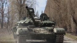 Lính Ukraine lái một chiếc xe tăng T-72 của Nga mà họ đã chiếm được ở Lukianivka