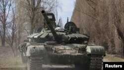 Российский танк T-72, захваченный украинскими военными в районе Лукьяновки