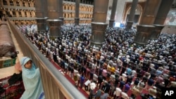 Seorang perempuan ikut salat Tarawih pertama bulan Ramadan di Masjid Istiqlal di Jakarta, Sabtu, 2 April 2022. (Foto: AP Photo/Dita Alangkara)