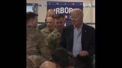 拜登视察驻波兰美军基地 和军人一起吃披萨