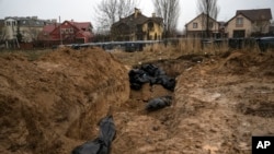 کیف، یوکرین کے مضافات میں، بوچا میں ایک اجتماعی قبر، 3 اپریل، 2022۔ فوٹو اے پی