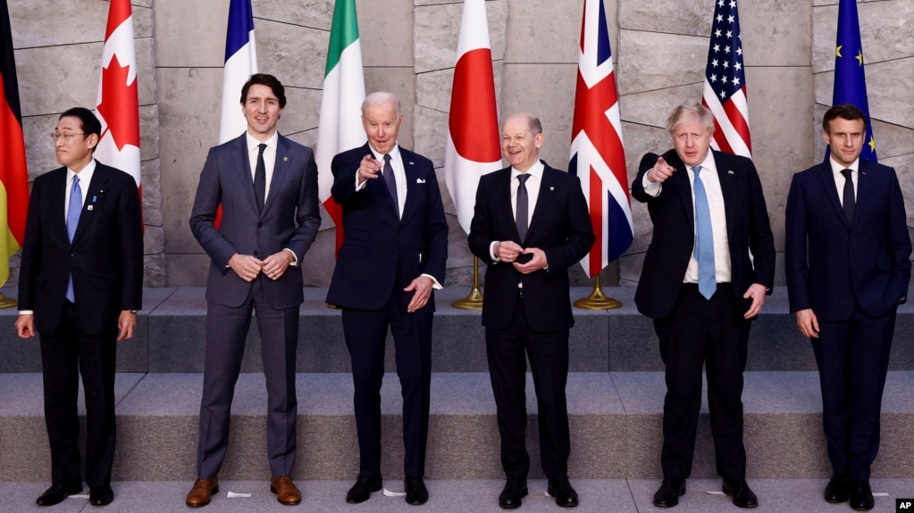 资料照：日本、加拿大、美国、德国、英国和法国领导人在布鲁塞尔参加G7峰会期间合影。（2022年3月24日）(photo:VOA)