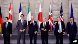 주요7개국(G7) 정상들이 24일 벨기에 브뤼셀에서 단체사진을 찍고 있다. 왼쪽부터 기시다 후미오 일본 총리, 쥐스탱 트뤼도 캐나다 총리, 조 바이든 미국 대통령, 올라프 숄츠 독일 총리, 보리스 존슨 영국 총리, 에마뉘엘 마크롱 프랑스 대통령.