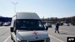 Sebuah mobil palang merah membawa makanan dan obat-obatan untuk warga sipil yang terjebak di Mariupol, 29 Maret 2022.
