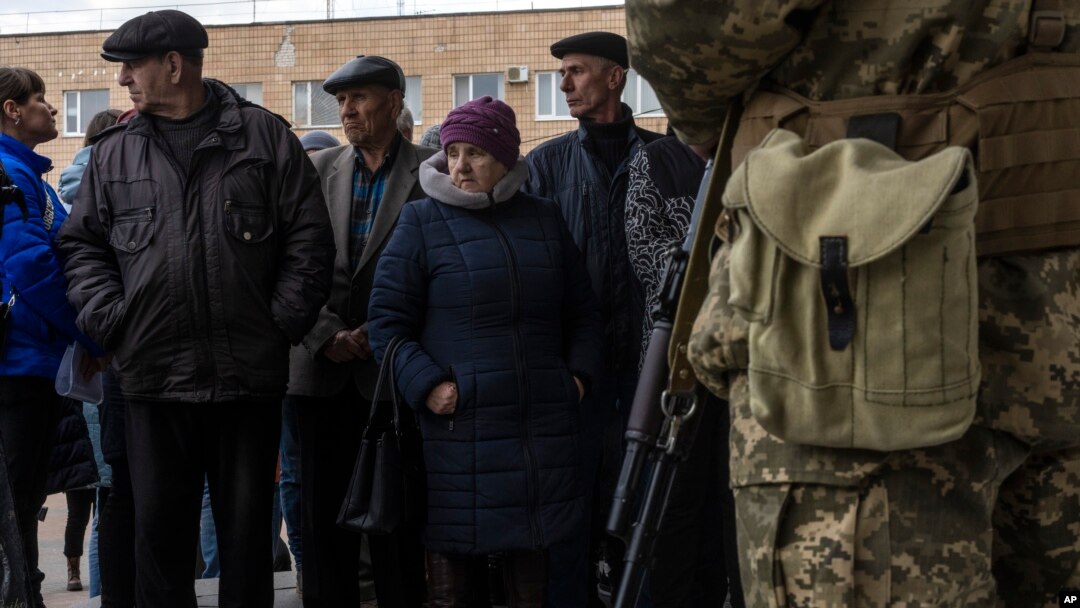 Warga antre untuk menerima bantuan makanan di Brovary, pinggiran ibu kota Kyiv, di tengah perang yang terus berkecamuk di Ukraina (foto: dok). 