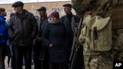 Warga antre untuk menerima bantuan makanan di Brovary, pinggiran ibu kota Kyiv, di tengah perang yang terus berkecamuk di Ukraina (foto: dok). 