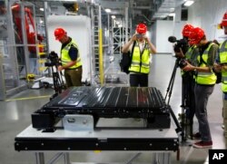 Paket baterai Tesla ditampilkan selama tur media Tesla Motors Inc. baru, Gigafactory Selasa, 26 Juli 2016, di Sparks, Nevada. (Foto: AP)