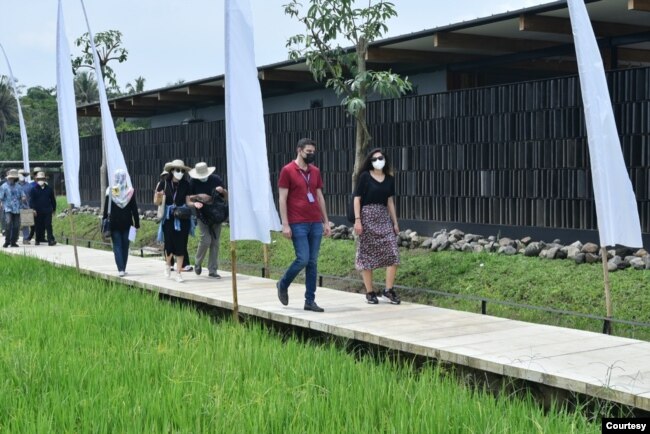Delegasi Environment Deputies Meeting and Climate Sustainability Working Group (EDW-CSWG) G20 melihat langsung upaya transisi energi di Balkondes Karangrejo, Jawa Tengah, Kamis (24/3). (Foto: Pertamina)