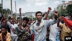 Des jeunes Éthiopiens pendant le conflit qui oppose, au Tigré, en Éthiopie, les rebelles du TPLF aux fores éthiopienes et leurs alliés.