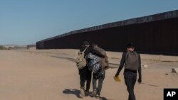 Un grupo de migrantes cerca de Algodones, Baja California, México, el 2 de diciembre del 2021.
