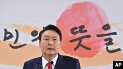 윤석열 한국 대통령 당선인이 지난 20일 서울에서 기자회견하고 있다. (자료사진)