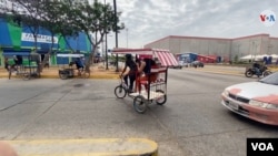 Los bicitaxis en Maracaibo son un medio de transporte frecuente. [Foto: Gustavo Ocando, VOA]