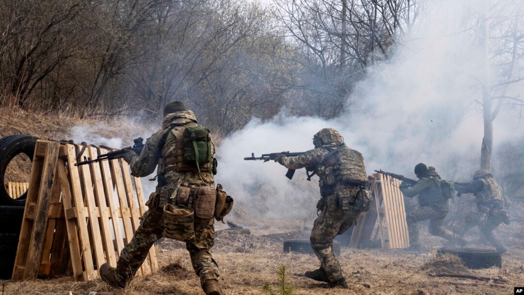 Tentara Ukraina menembakkan senjata mereka, selama latihan di sebuah lokasi yang dirahasiakan, dekat Lviv, Ukraina barat, 29 Maret 2022. (Foto: AP)