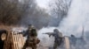 Soldados ucranianos disparan sus armas durante un ejercicio de entrenamiento en un lugar no revelado, cerca de Lviv, en el oeste de Ucrania, el 29 de marzo de 2022.