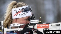 Tiril Eckhoff dari Norwegia mengenakan ikat kepala bertuliskan 'No War Please' selama kompetisi estafet 4x6 km putri, Biathlon - Piala Dunia Biathlon di Kontiolahti, Finlandia, 3 Maret 2022. (Vesa Moilanen/Lehtikuva via REUTERS)