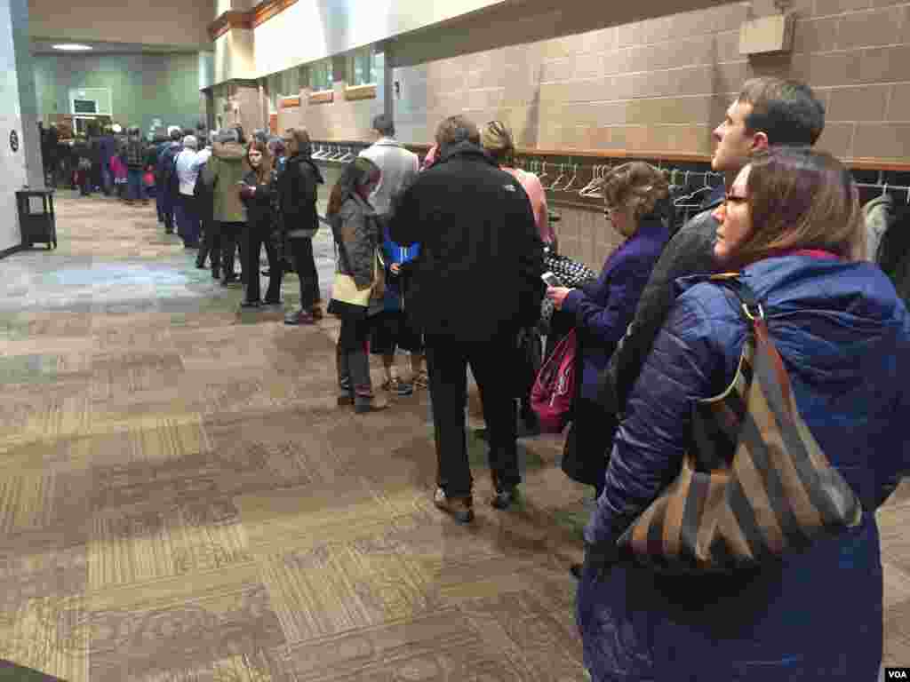 Democrats line up to enter into their caucus site in West Des Moines, Iowa, Feb. 1, 2016. (K. Farabaugh/VOA) 