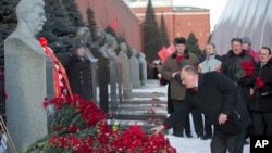 Communist party leader Gennady Zyuganov places flowers on Stalin's grave in Red Square, outside the Kremlin wall, Moscow, March 5, 2013.