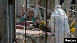 Petugas kesehatan membawa seorang pasien baru ebola di Freetown, Sierra Leone (foto: dok).