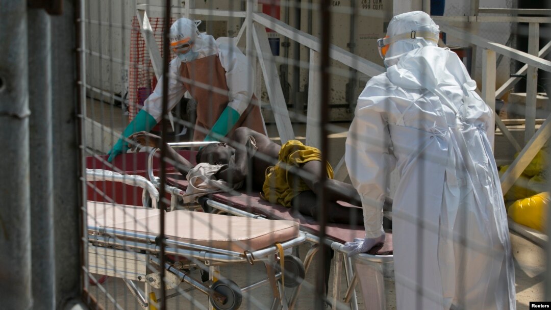 Petugas kesehatan menerima pasien baru Ebola di Freetown, Sierra Leone (foto: dok).