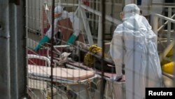 Petugas kesehatan menerima pasien baru Ebola di Freetown, Sierra Leone (foto: dok).