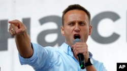 En esta foto de archivo del sábado 20 de julio de 2019, el activista opositor ruso Alexei Navalny hace un gesto mientras habla a una multitud durante una protesta política en Moscú, Rusia.