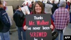 Dân Wisconsin biểu tình phản đối Thống đốc Scott Walker của đảng Cộng hòa