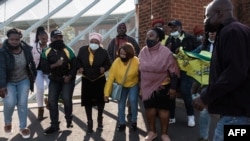 Des membres de l'African National Congress manifestent au poste de police de Phoenix à Phoenix, au nord de Durban, pour exiger que la police enquête sur le meurtre de plus de 20 Sud-Africains noirs, le 23 juillet 2021.