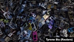 Komponen telepon seluler lama dibuang di dalam bengkel di kotapraja Guiyu di Provinsi Guangdong, China selatan, 10 Juni 2015. (Foto: REUTERS/Tyrone Siu)