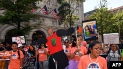 El año pasado, inmigrantes y simpatizantes se manifiestan durante un mitin en apoyo del programa de Acción Diferida para los Llegados en la Infancia (DACA, por sus siglas en inglés) frente al Hotel Trump International, en Washington DC.