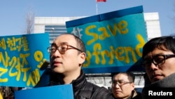 Activists attend a rally held to demand China not to send a group of North Korean defectors back to the North, near the Chinese embassy in Seoul. (File)