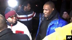 R. Kelly turns himself in at 1st District police headquarters in Chicago, Feb. 22, 2019