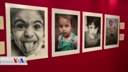 Du Wênegirên Alman Êşa Sûrîyan di Wêneyan de Nîşan Didin