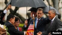 U.S. President Barack Obama (R) is welcomed by Laos President Bounnhang Vorachith at the Presidential Palace in Vientiane, Laos, September 6, 2016.