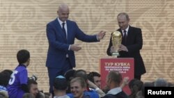 Tổng thống Nga Vladimir Putin (phải) và Chủ tịch FIFA Gianni Infantino.